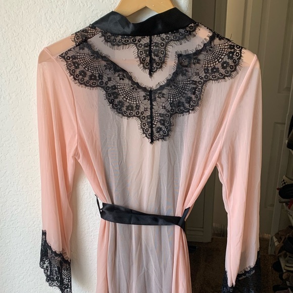 Robe - Picture 3 of 4